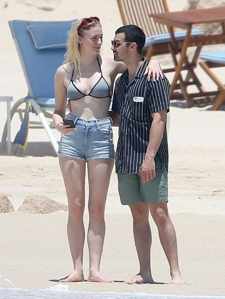 Sophie turner flips you off for being a creep
 #79632841