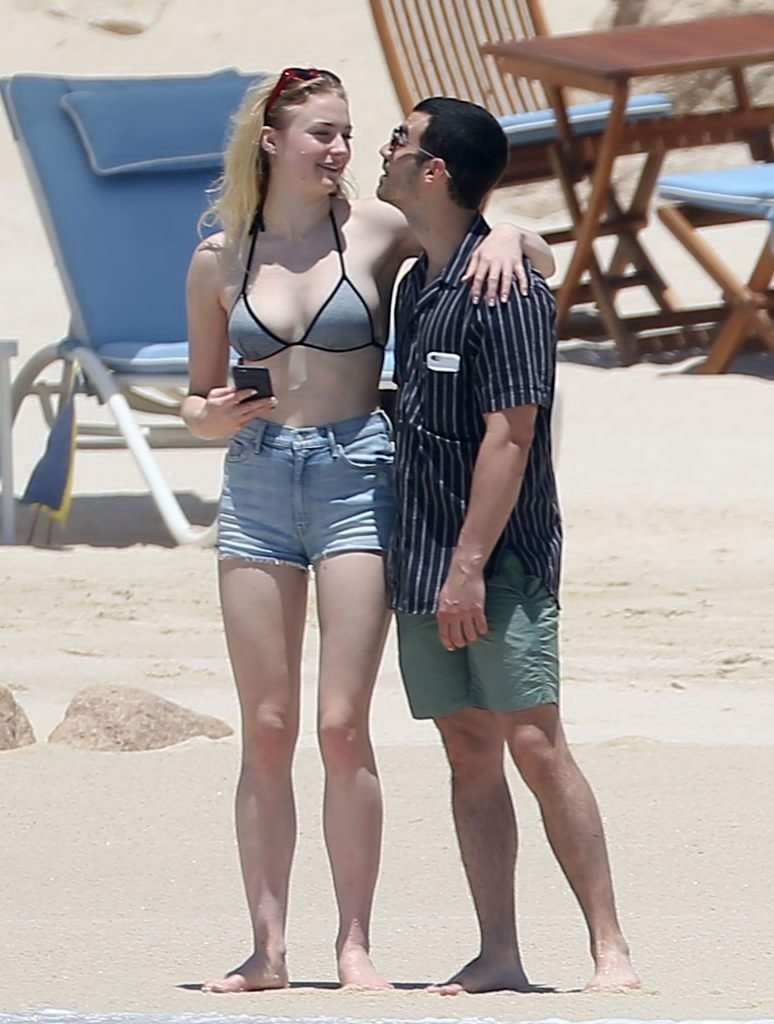 Sophie turner flips you off for being a creep
 #79632842