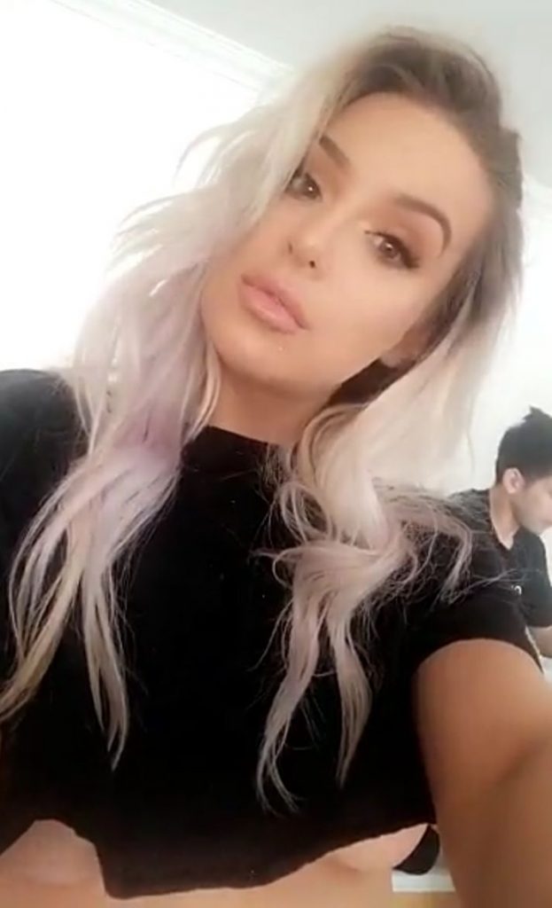 Tana mongeau nue
 #79597831