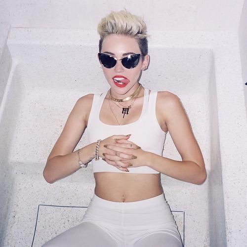 Miley cyrus fotos en topless
 #79639905