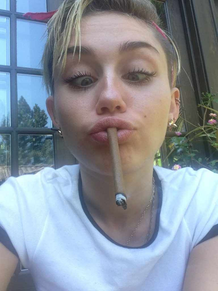 Miley cyrus（マイリーサイラス）のリークはインターネットを壊すだろう
 #79629557