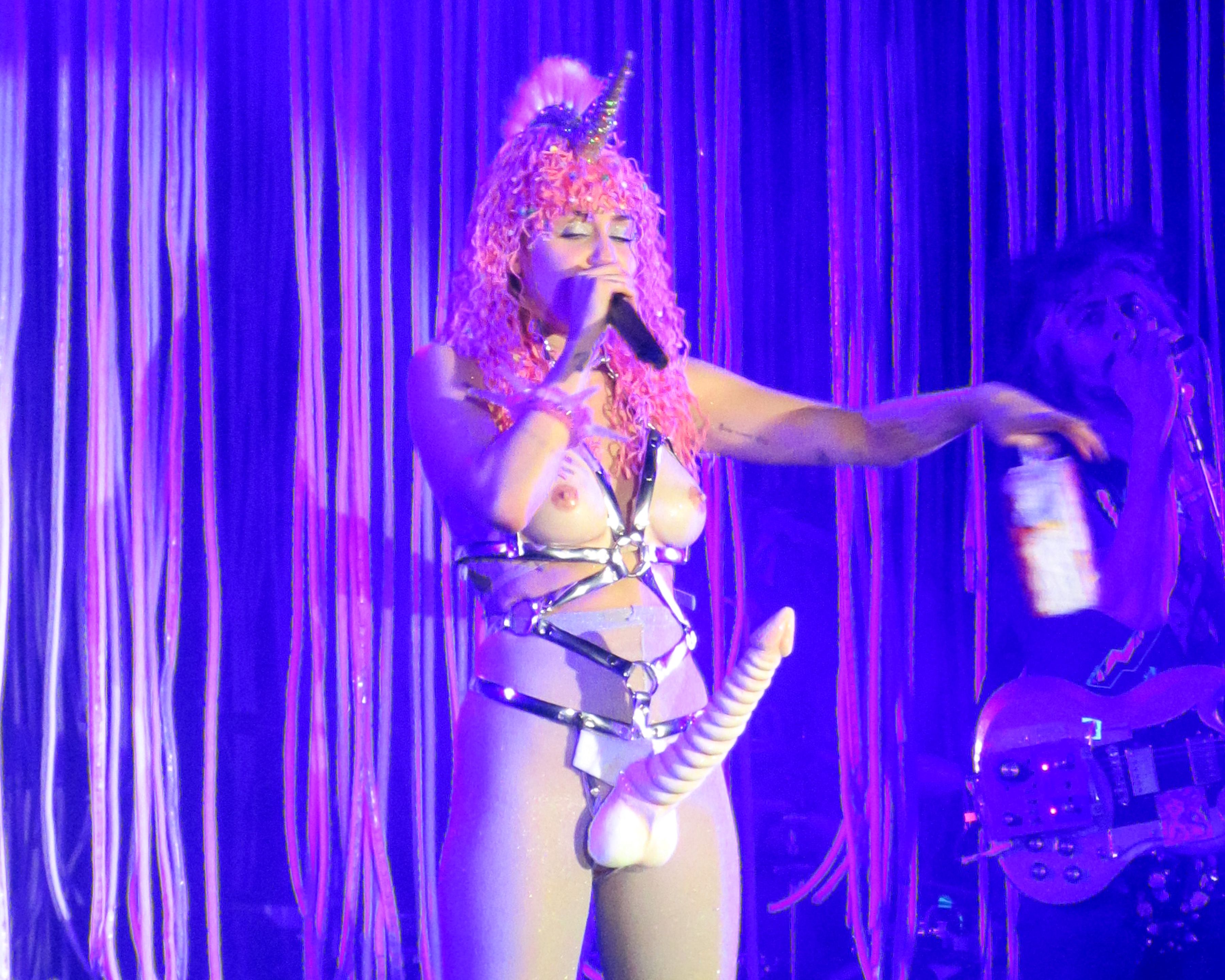 Miley cyrus pazzo dal vivo foto
 #79643763