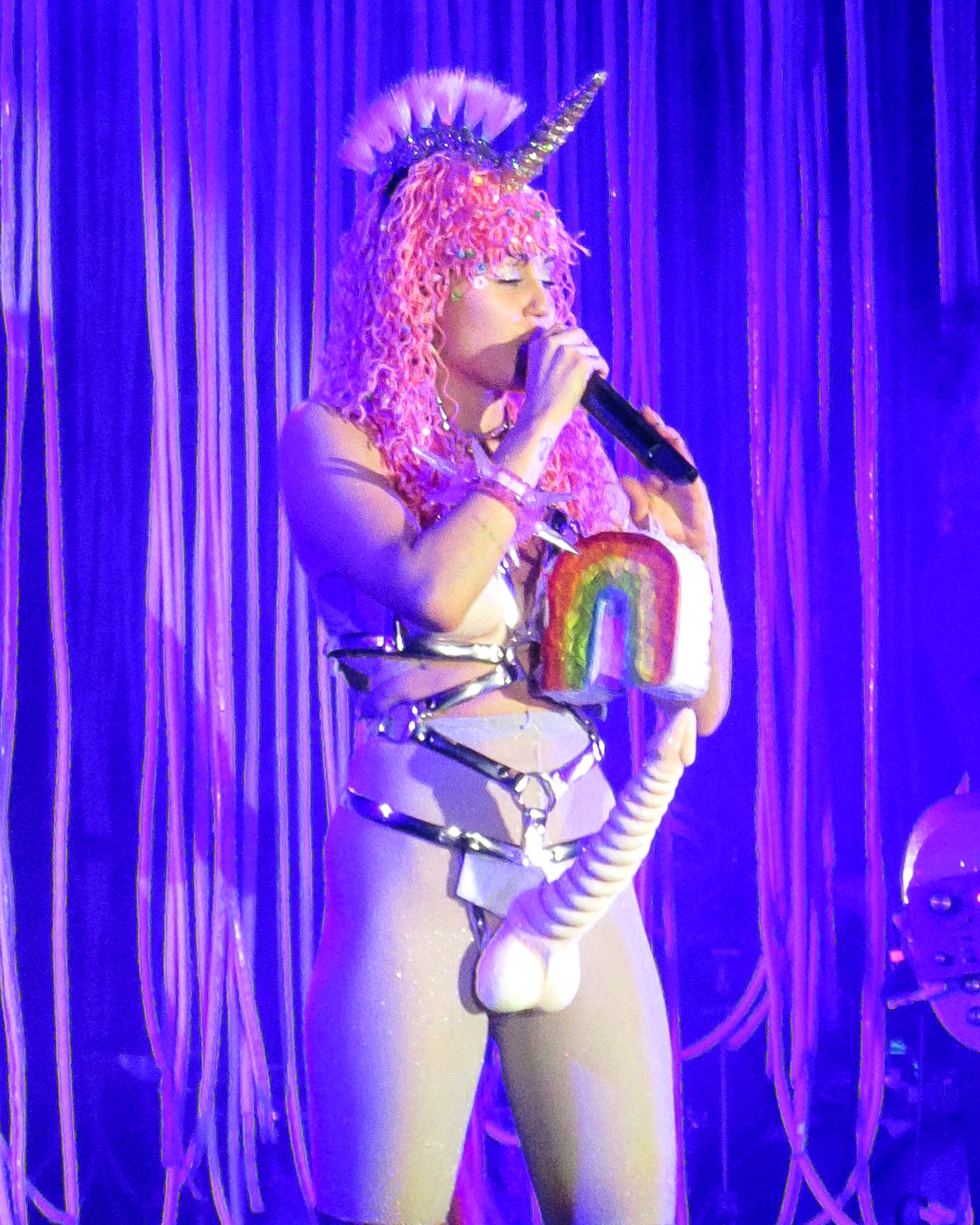 Miley cyrus pazzo dal vivo foto
 #79643768