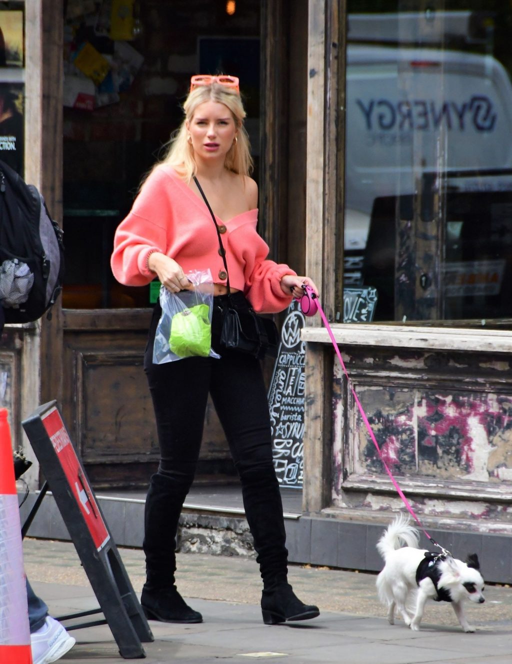 Lottie moss caliente
 #79564221