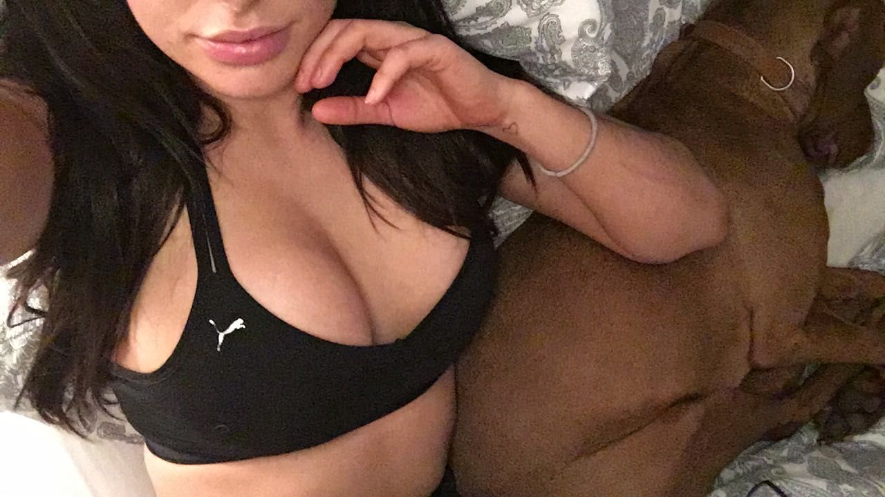Jessica rose chupando pollas y enseñando el culo
 #79610584