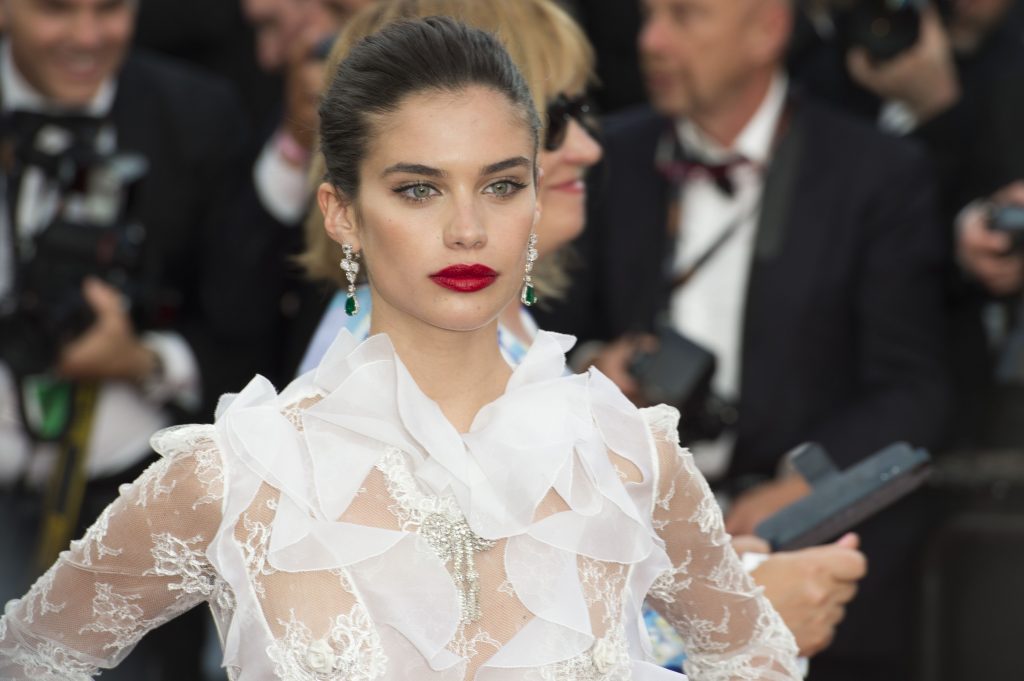 Sara sampaio mostra il suo culo seminudo
 #79631968