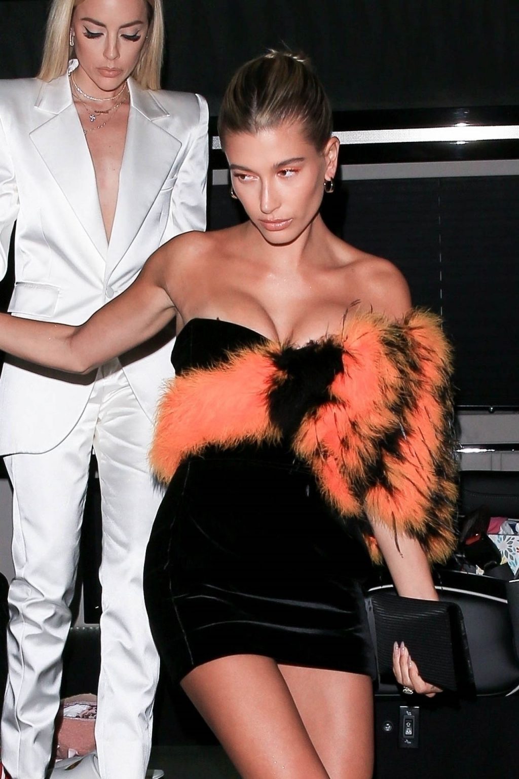 Hailey bieber dekolleté
 #79536348