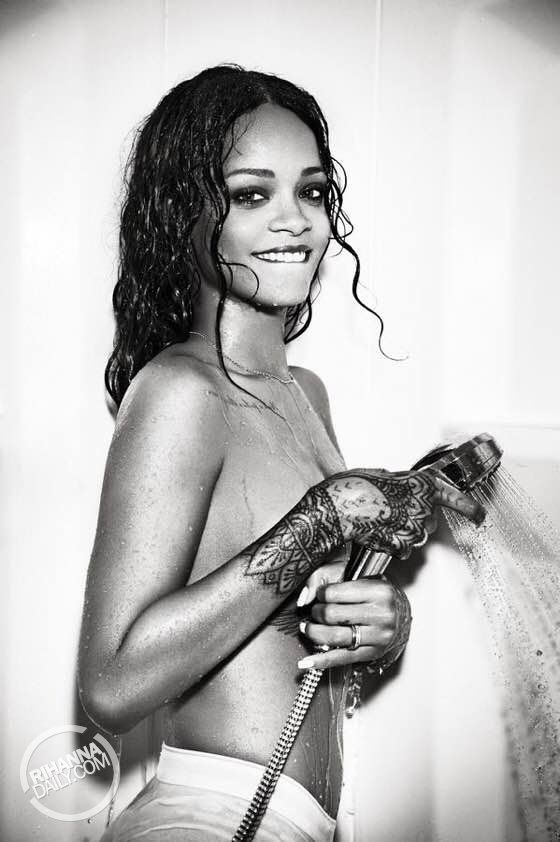 Rihanna foto in topless
 #79640151