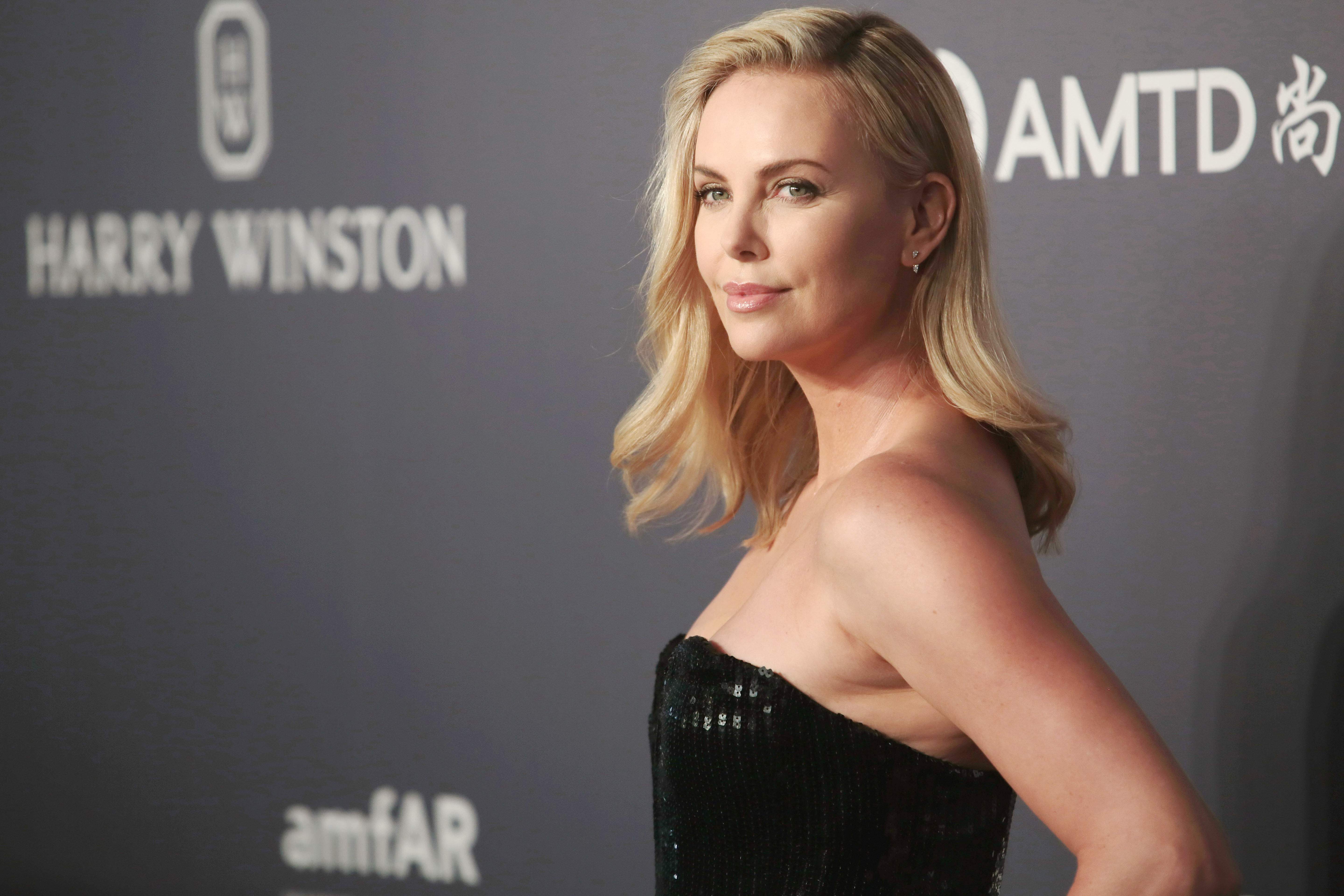 Charlize theron luciendo un vestido negro sin sujetador
 #79516352