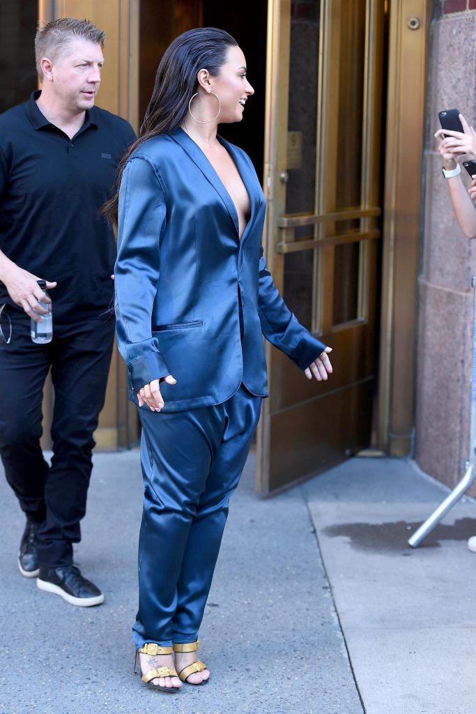 Demi lovato braless
 #79620900