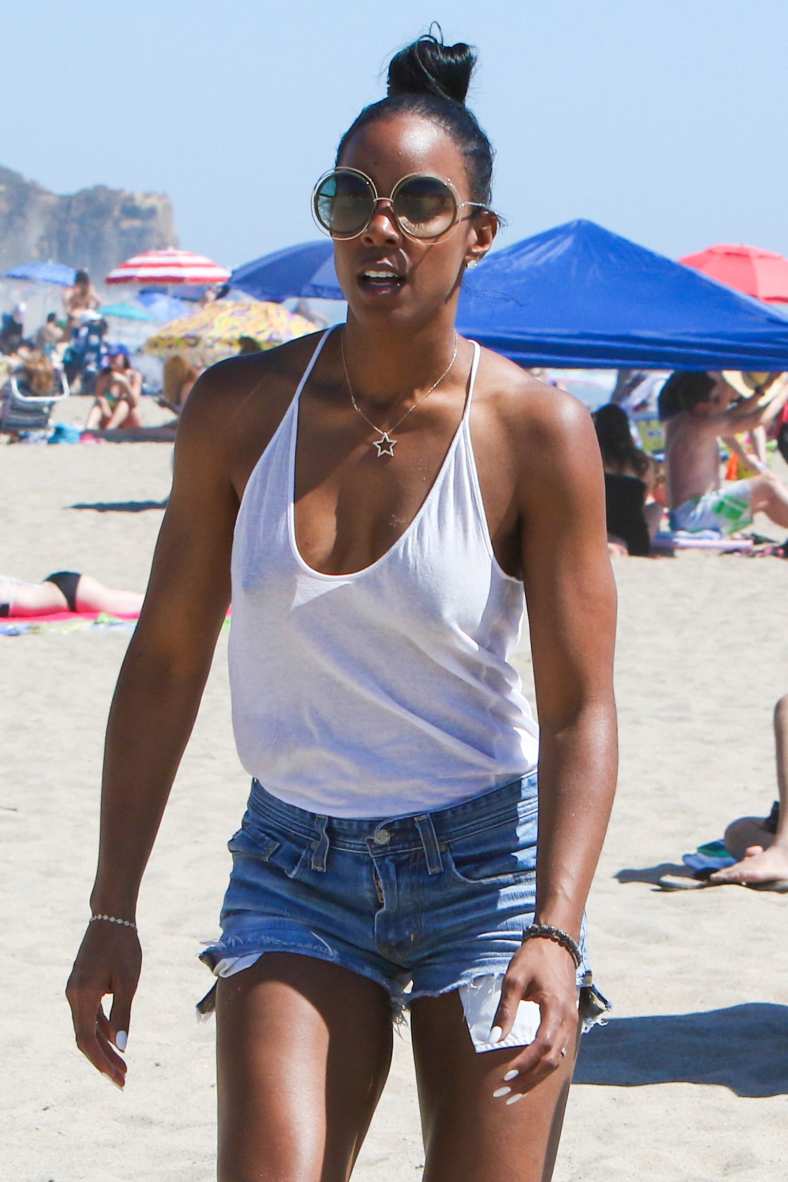 Kelly rowland foto senza reggiseno
 #79555370