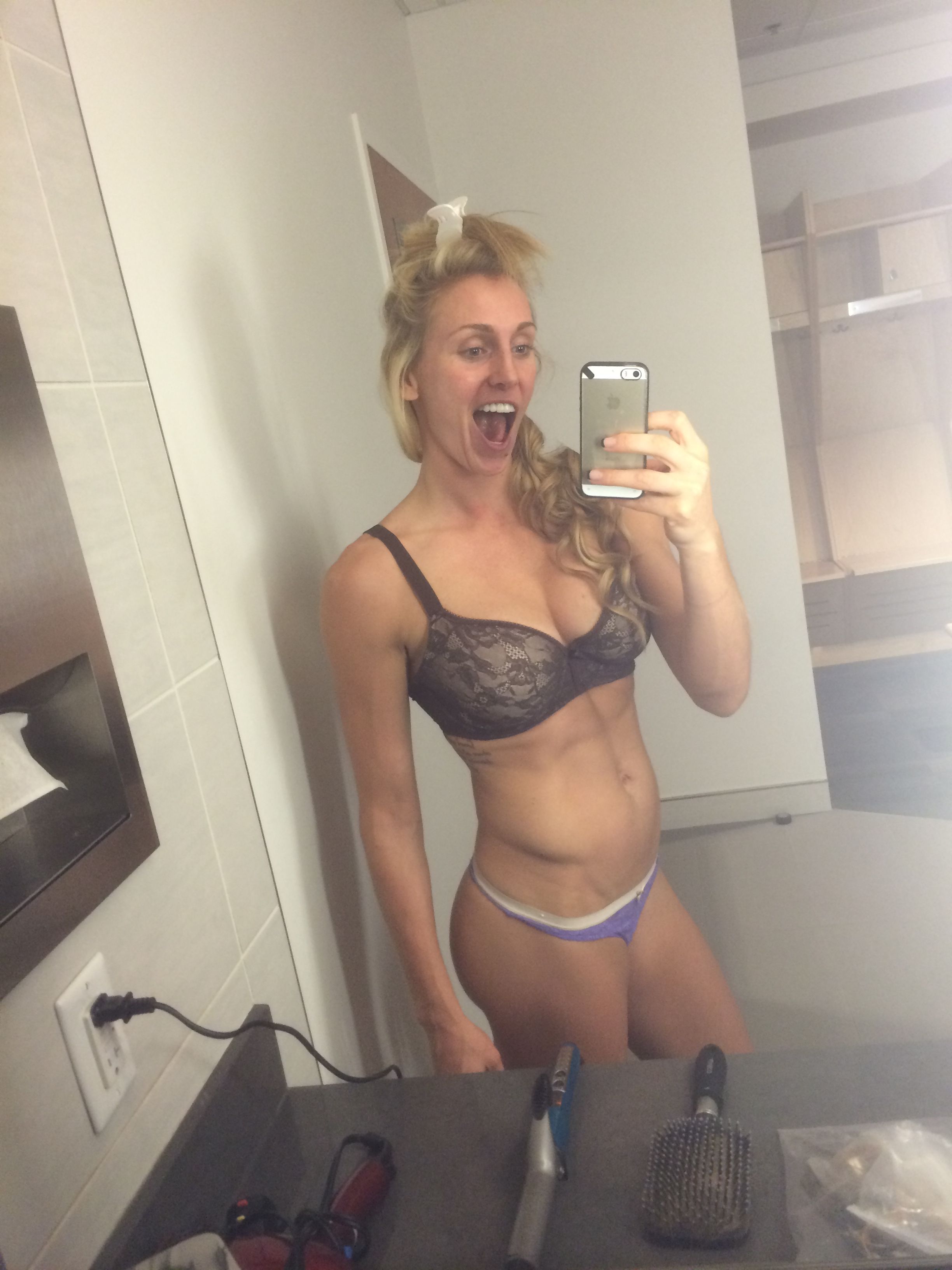 Charlotte flair a divulgué des selfies nus
 #79607991