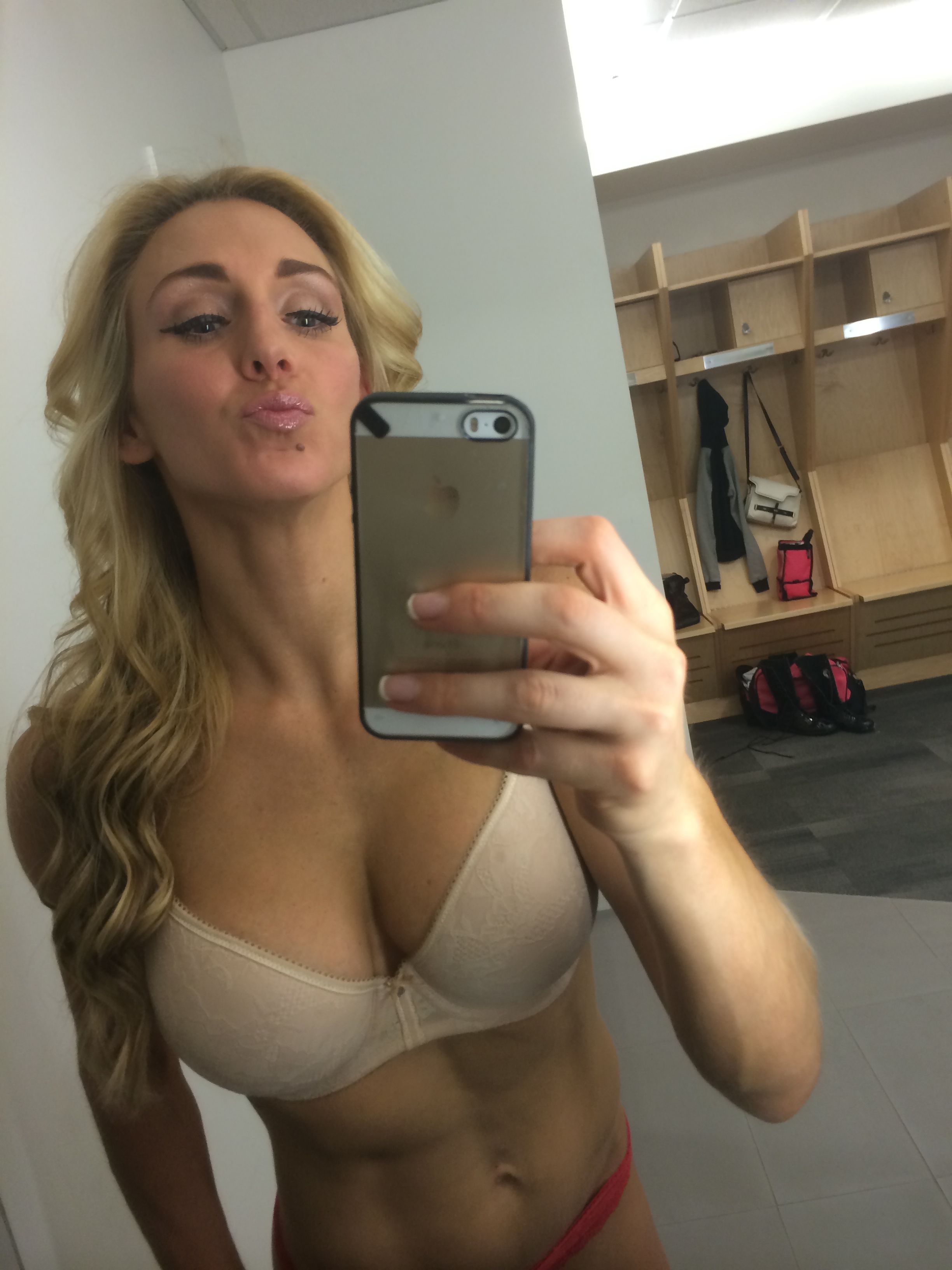 Charlotte flair a divulgué des selfies nus
 #79608002