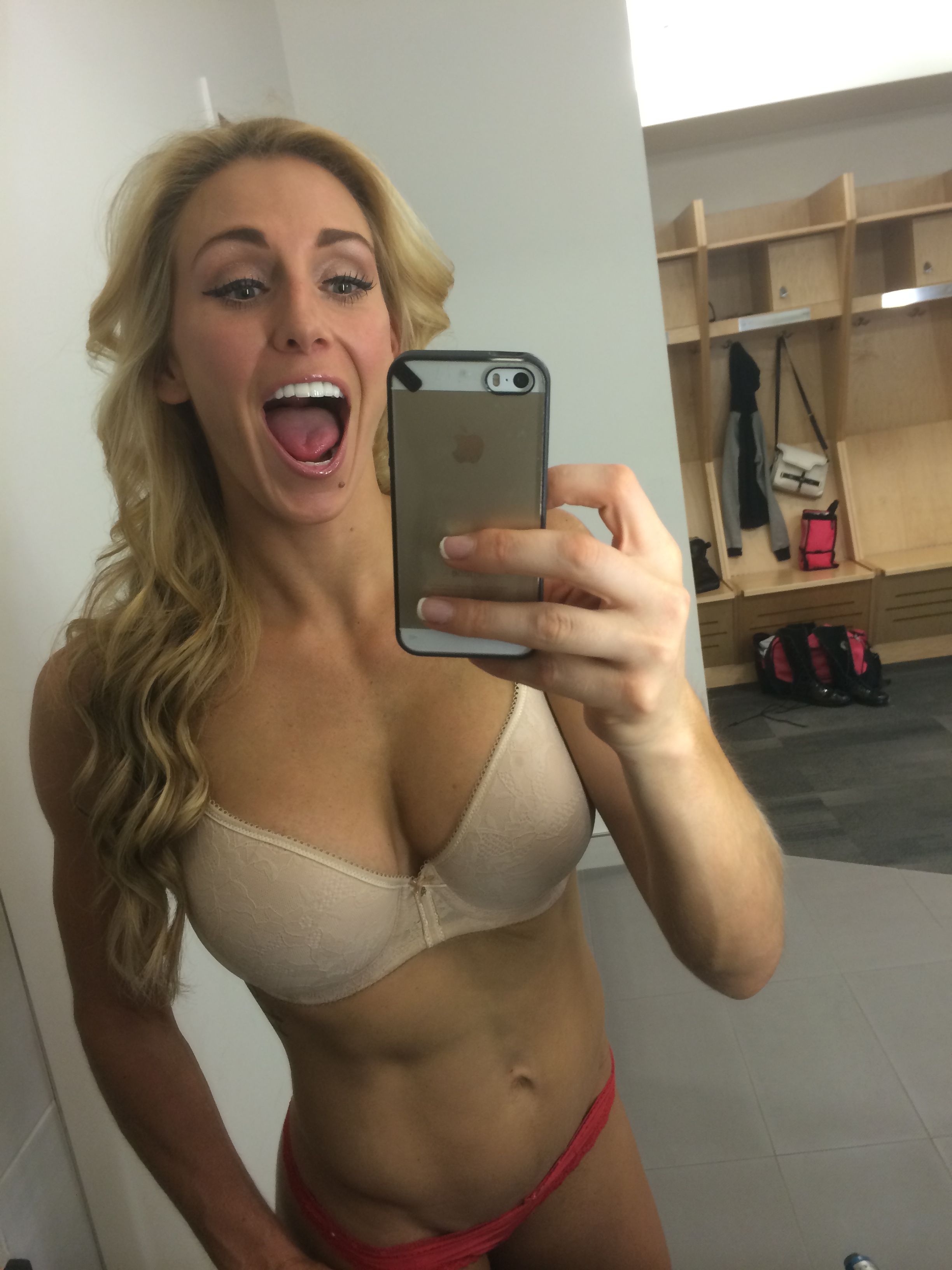 Charlotte flair ha divulgato selfies nudi
 #79608004