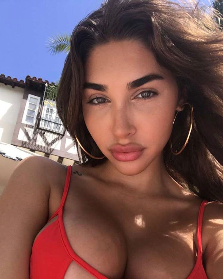 Chantel jeffries guardando bella sulla spiaggia
 #79619393