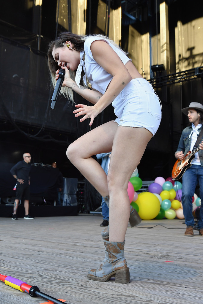 Miley Cyrus hat Beine für Tage
 #79629473
