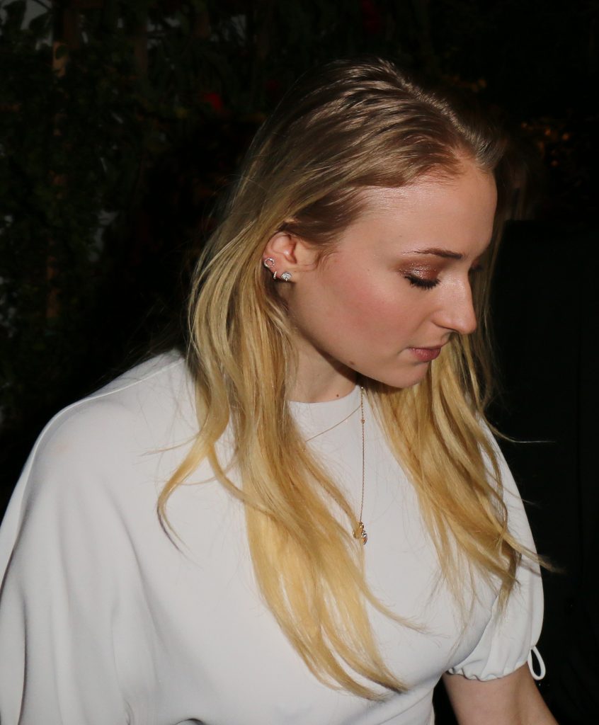 Sophie turner zeigt ihre pokies
 #79632858