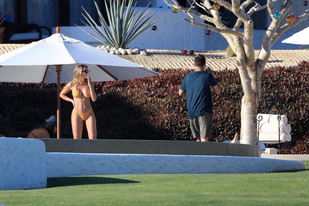 Kourtney kardashian et Sofia Richie en bikini
 #79626642