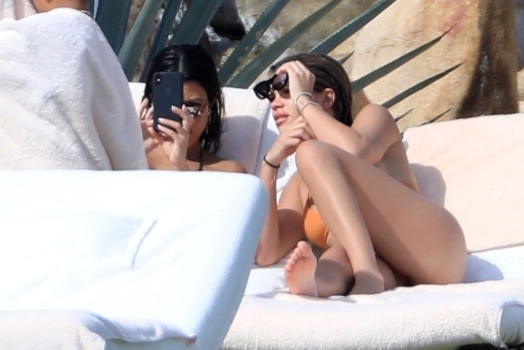 Kourtney kardashian et Sofia Richie en bikini
 #79626652