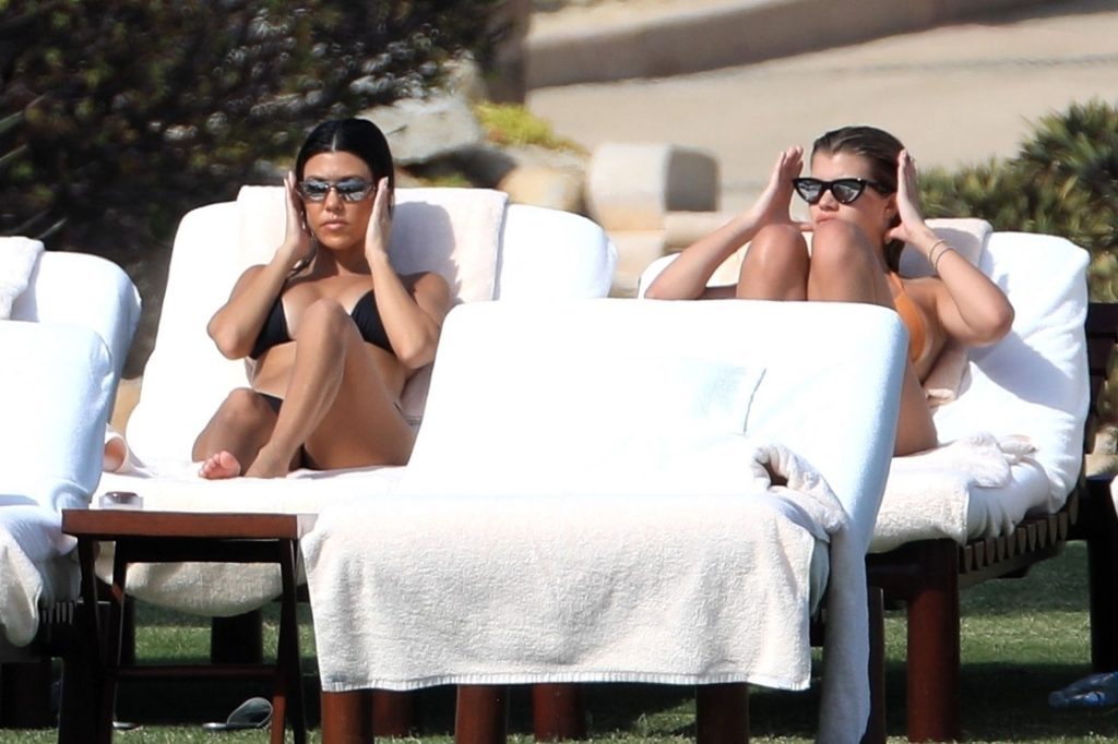 Kourtney kardashian et Sofia Richie en bikini
 #79626653