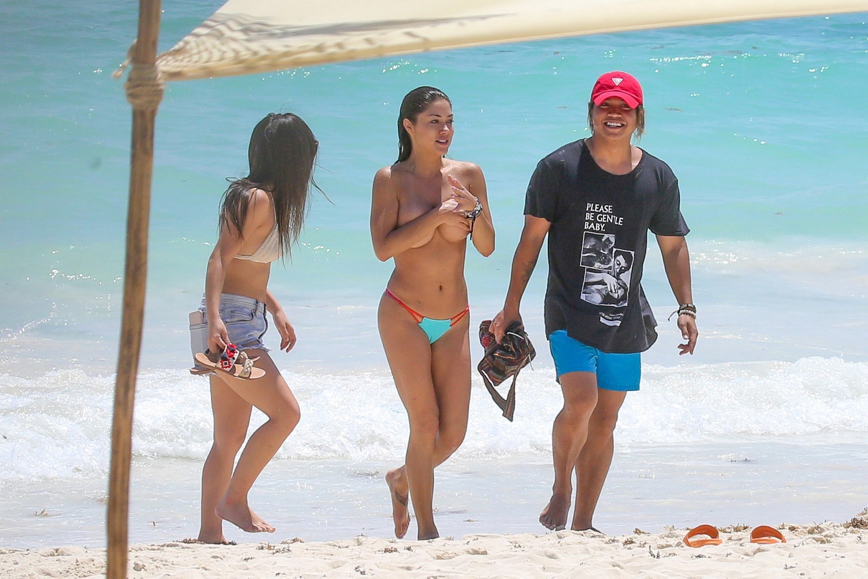 Arianny Celeste desnuda en la playa con sus amigas
 #79607160
