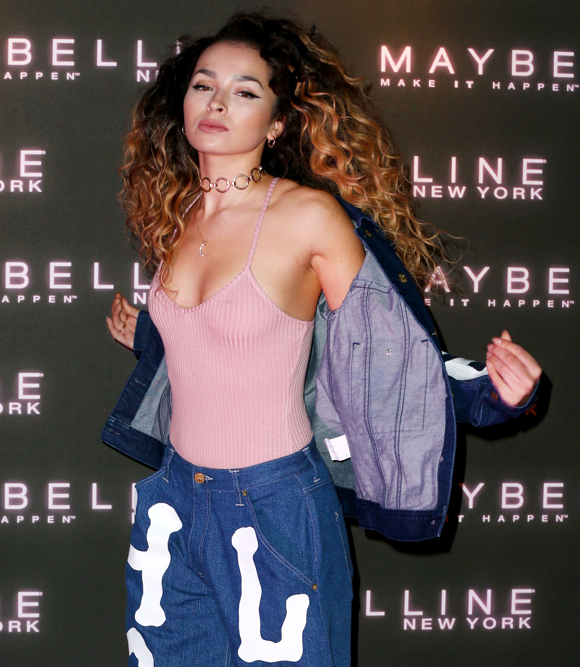 Ella eyre braless fotos
 #79528417