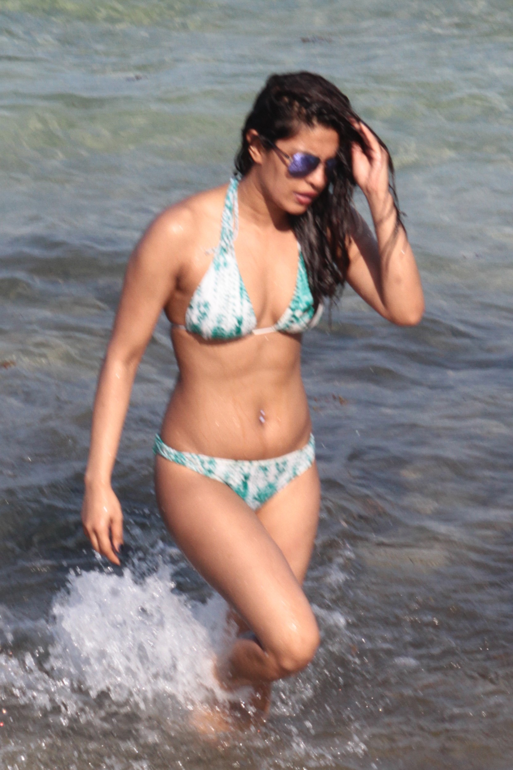 Priyanka chopra catturato guardando caldo su una spiaggia
 #79585382