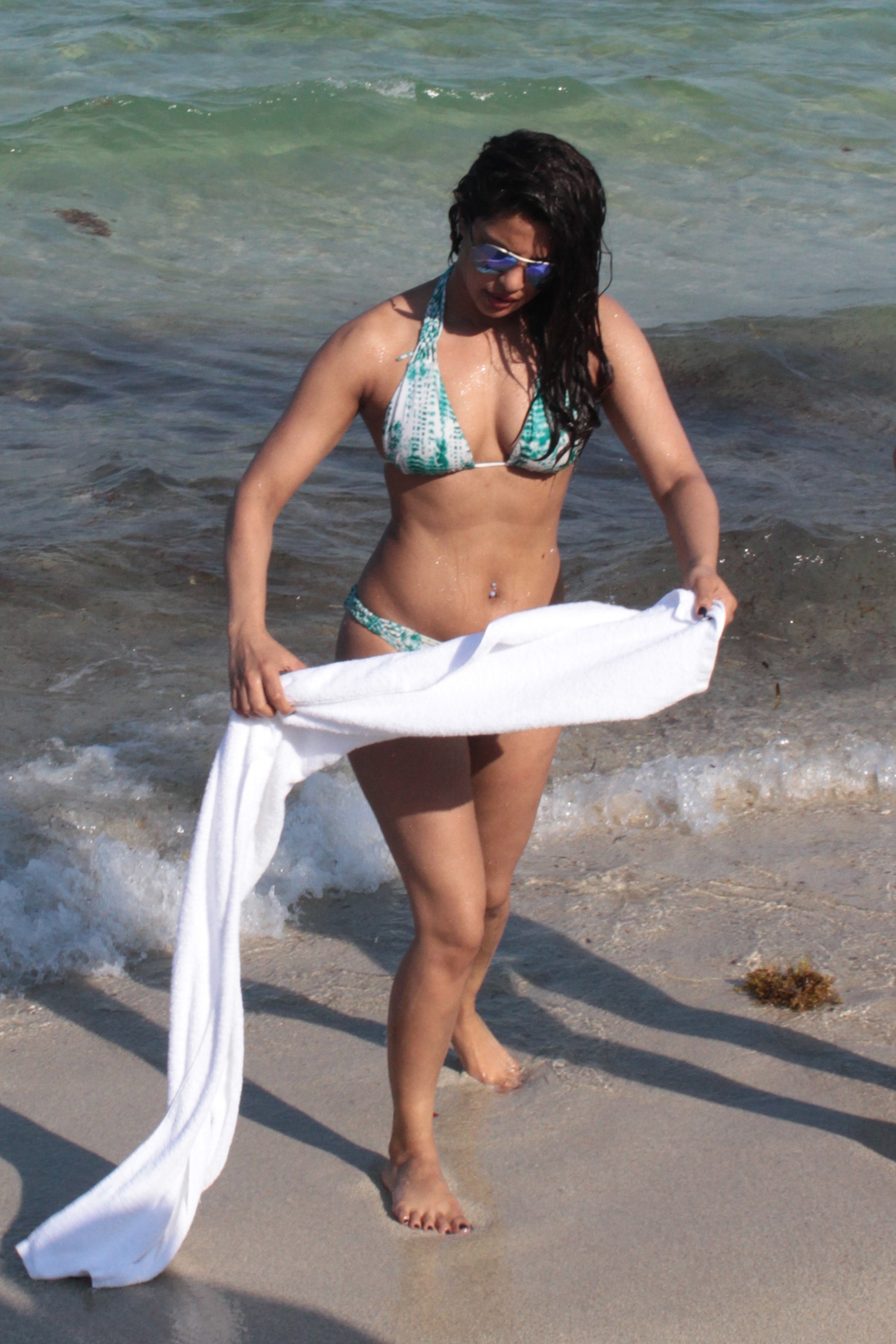 Priyanka chopra catturato guardando caldo su una spiaggia
 #79585383