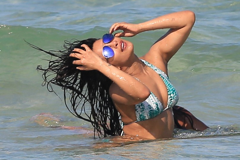 Priyanka chopra erwischt, wie sie heiß am Strand aussieht
 #79585389