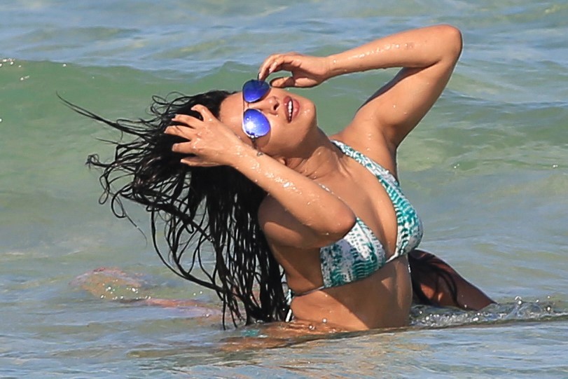 Priyanka chopra catturato guardando caldo su una spiaggia
 #79585389