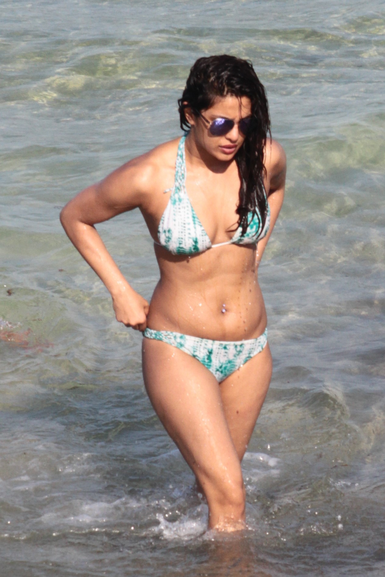 Priyanka chopra catturato guardando caldo su una spiaggia
 #79585393