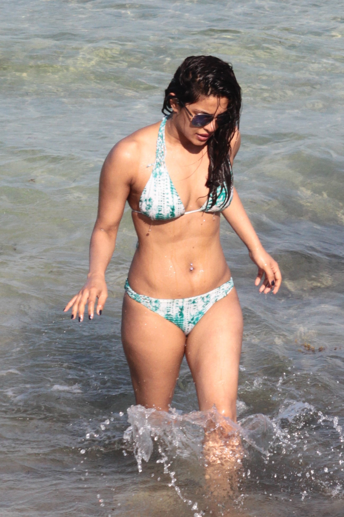 Priyanka chopra catturato guardando caldo su una spiaggia
 #79585394