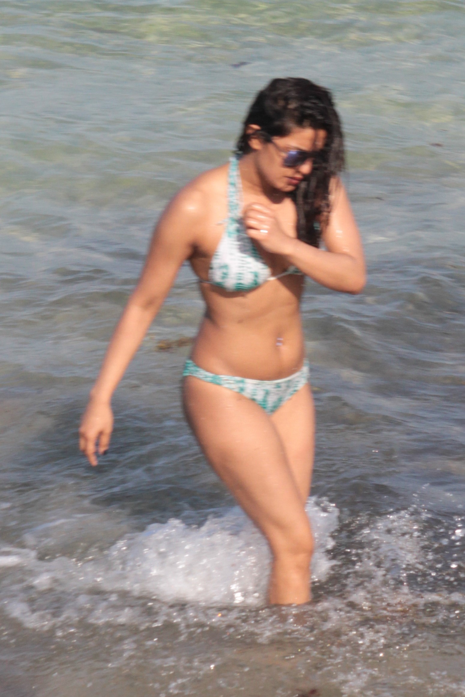 Priyanka chopra catturato guardando caldo su una spiaggia
 #79585395