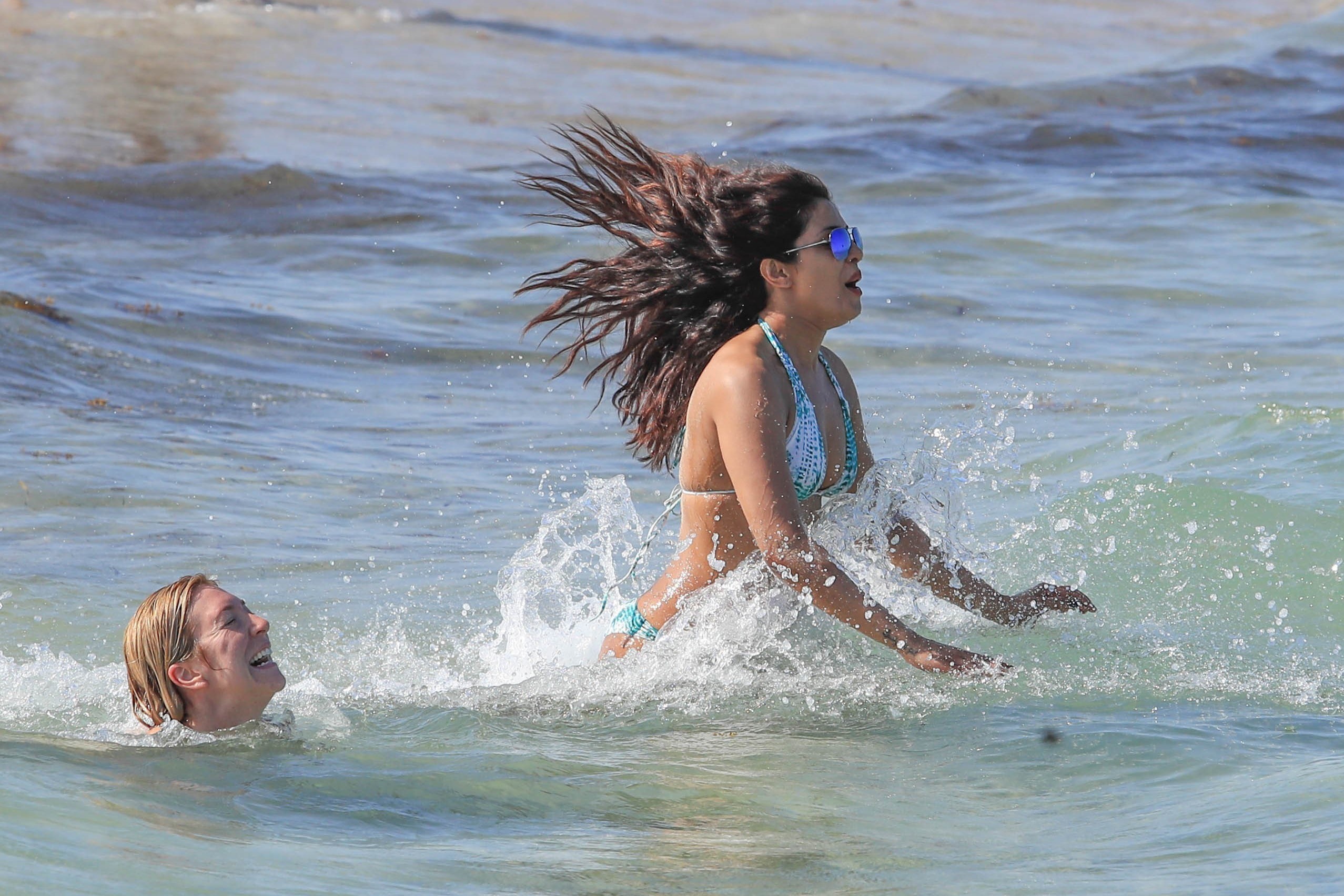 Priyanka chopra catturato guardando caldo su una spiaggia
 #79585400