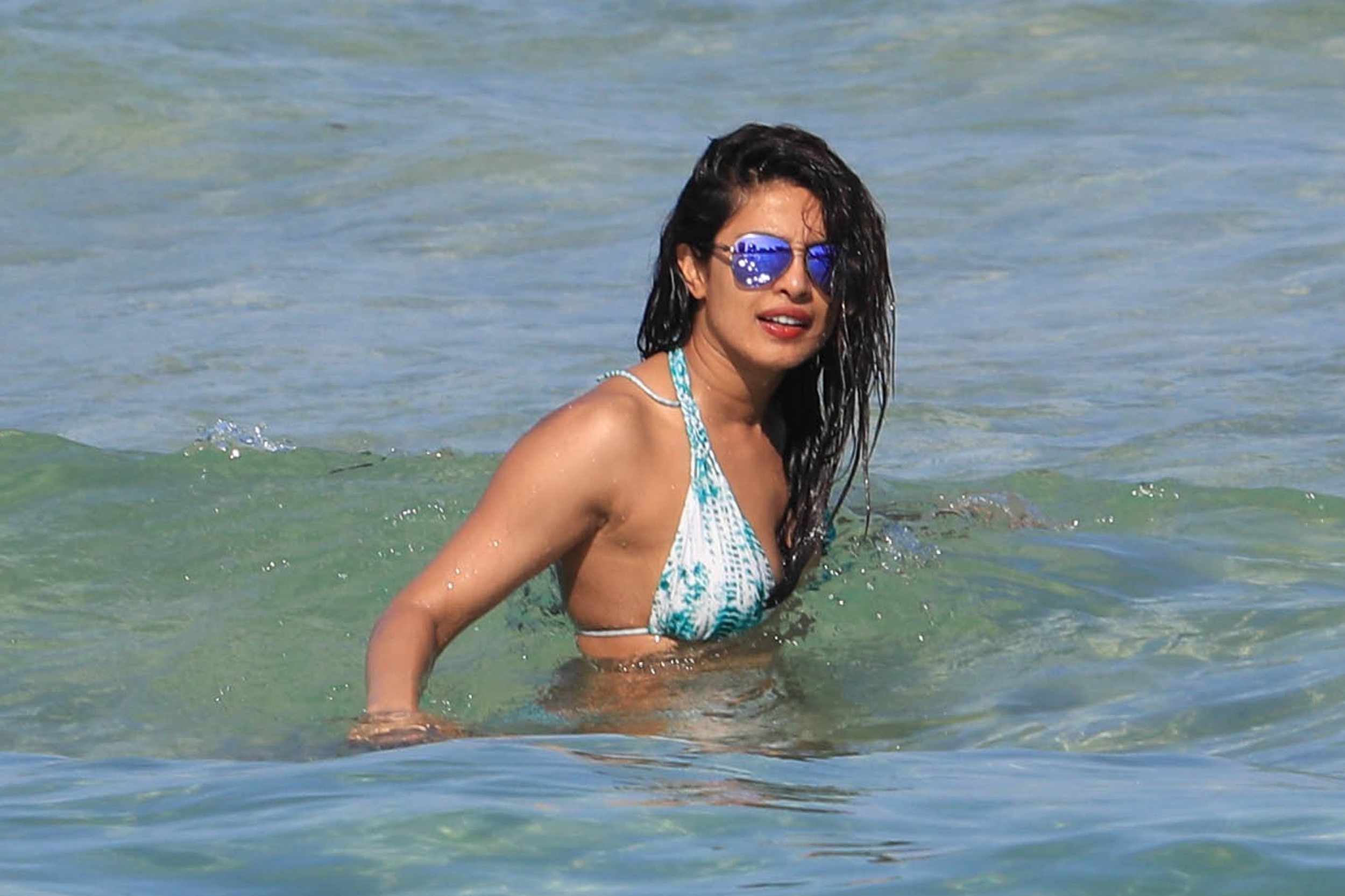 Priyanka chopra catturato guardando caldo su una spiaggia
 #79585401