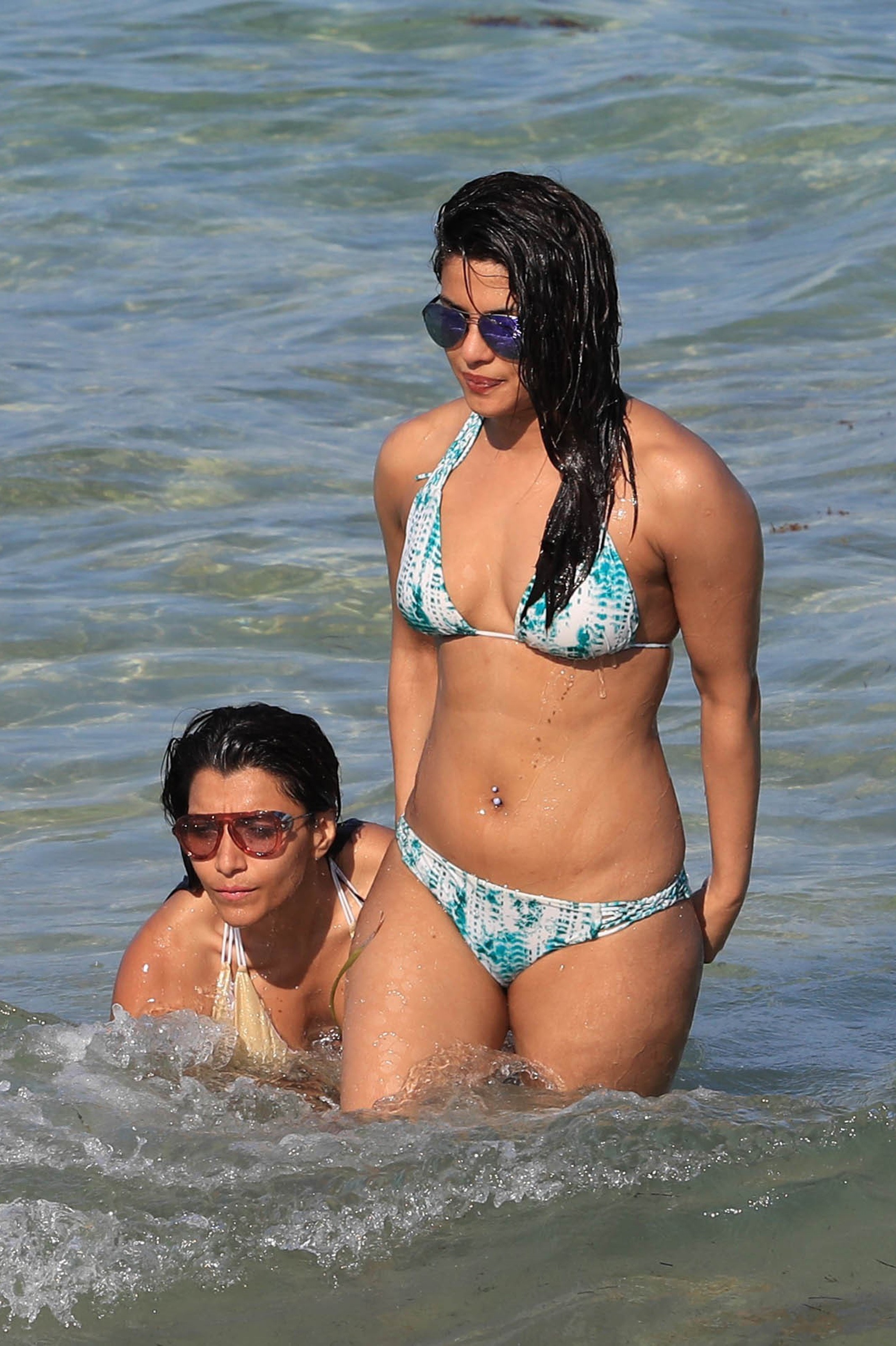 Priyanka chopra catturato guardando caldo su una spiaggia
 #79585409