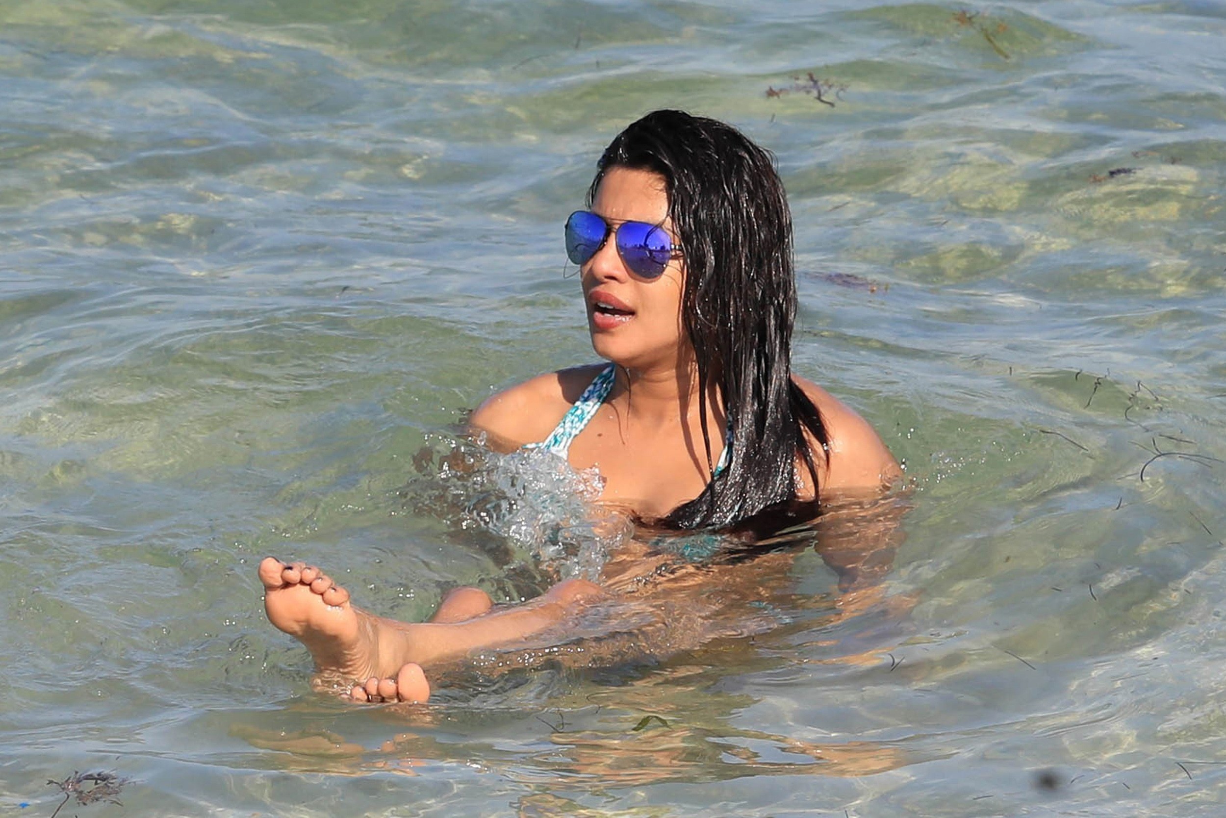 Priyanka chopra erwischt, wie sie heiß am Strand aussieht
 #79585410