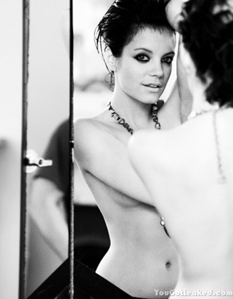 Lily allen - posando en topless
 #79561734