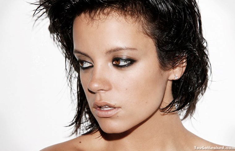 Lily allen - posant seins nus
 #79561737