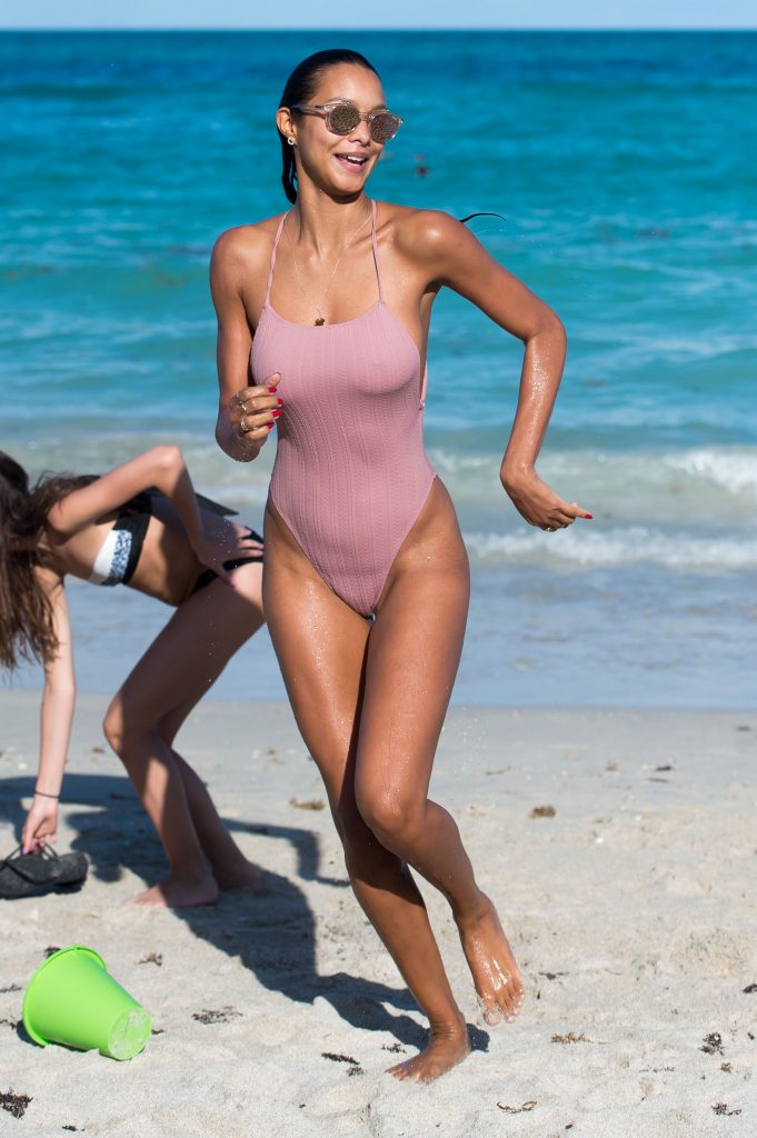 Lais ribeiro sexy
 #79558568