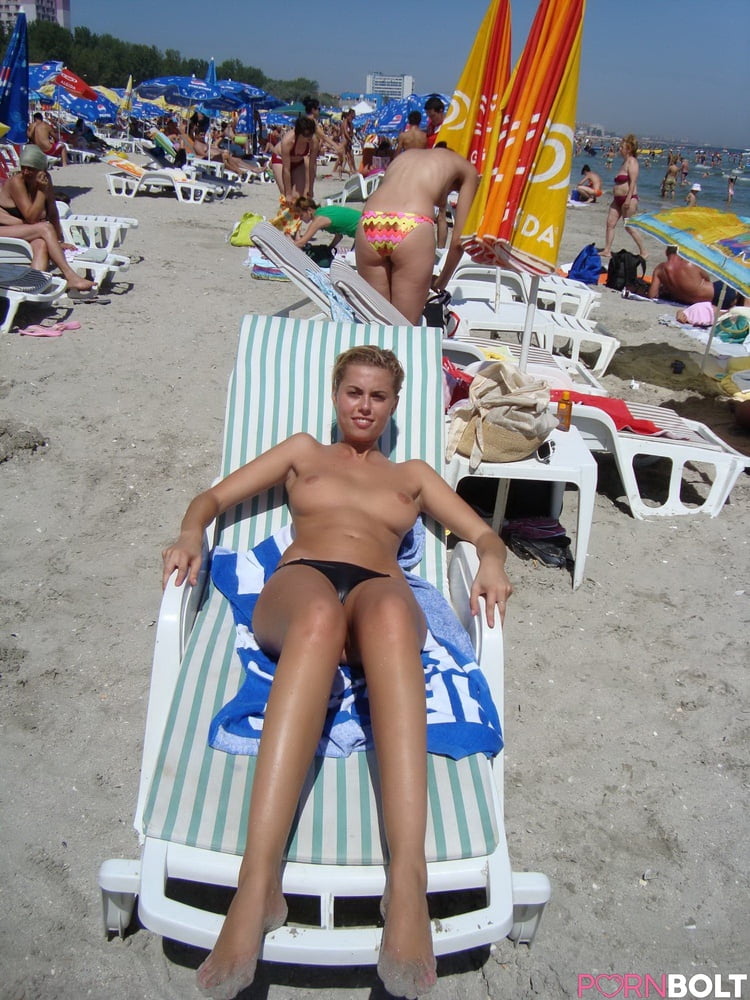 Teenager sexy in topless sulla spiaggia
 #79656368