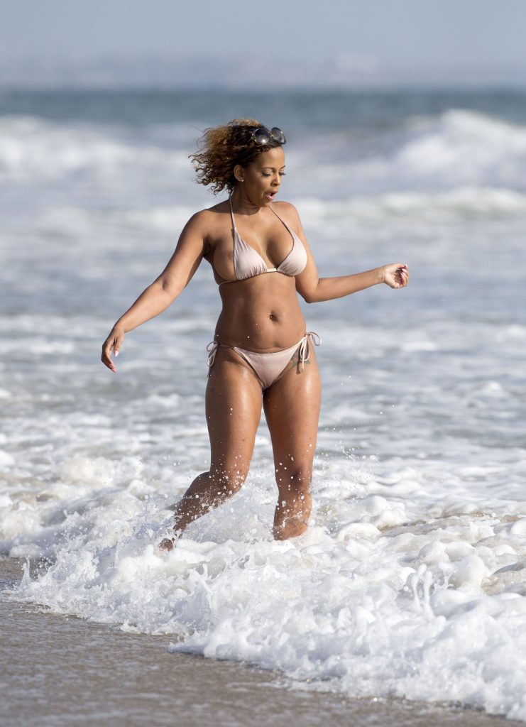 Séduisante séance de photos sexy de sundy carter sur la plage
 #79596310