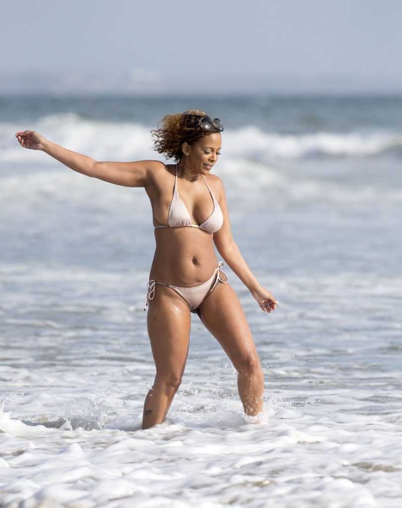 Séduisante séance de photos sexy de sundy carter sur la plage
 #79596323