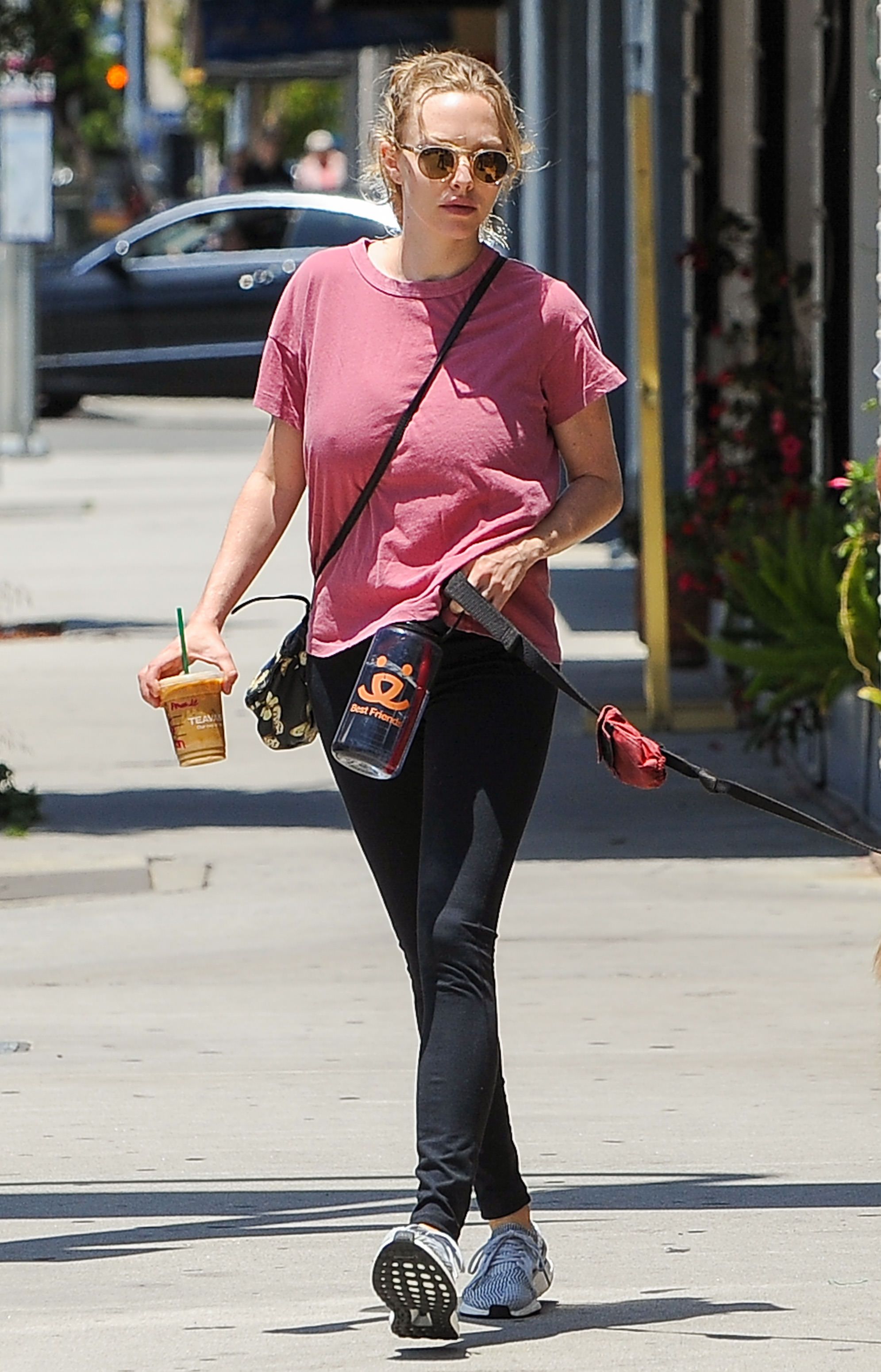 Amanda seyfried caminando y mostrando los pezones
 #79498972