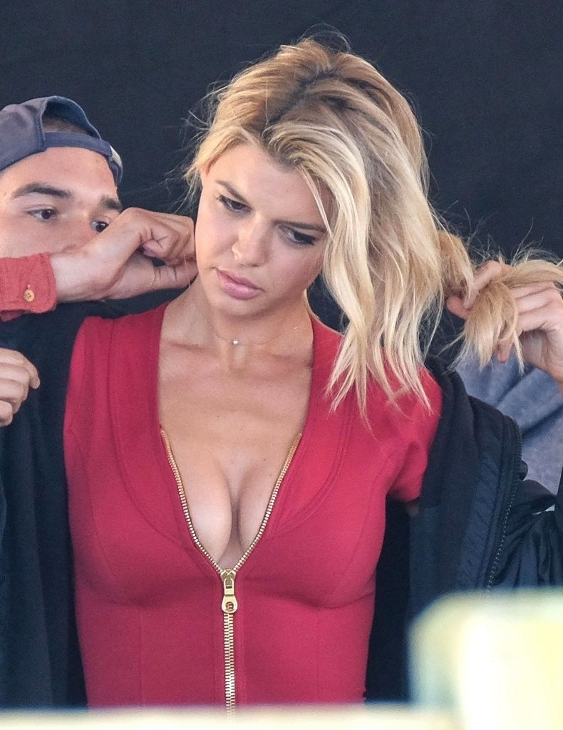 Cleavage pics of Kelly Rohrbach #79555326