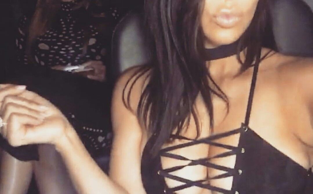 Photos du décolleté de Kim Kardashian
 #79645978