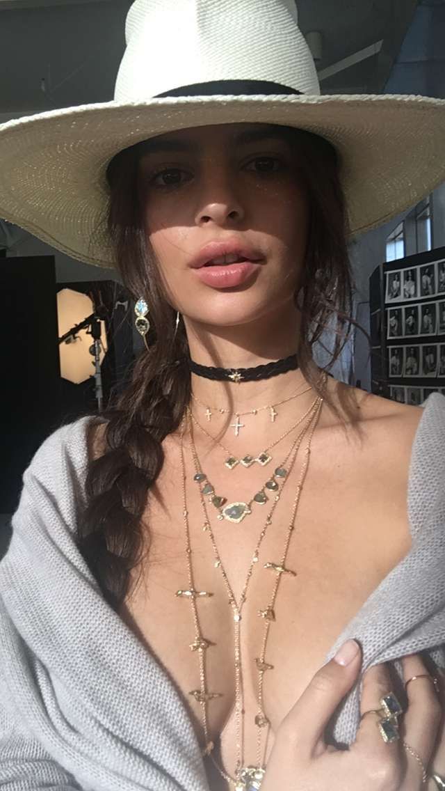 Fotos de escote de emily ratajkowski
 #79642977