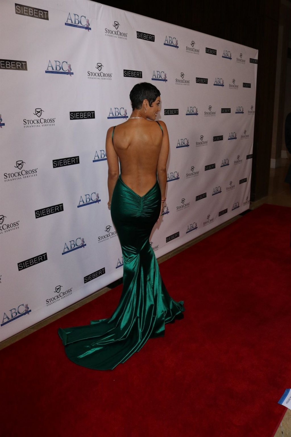 Nicole murphy scollatura
 #79578847