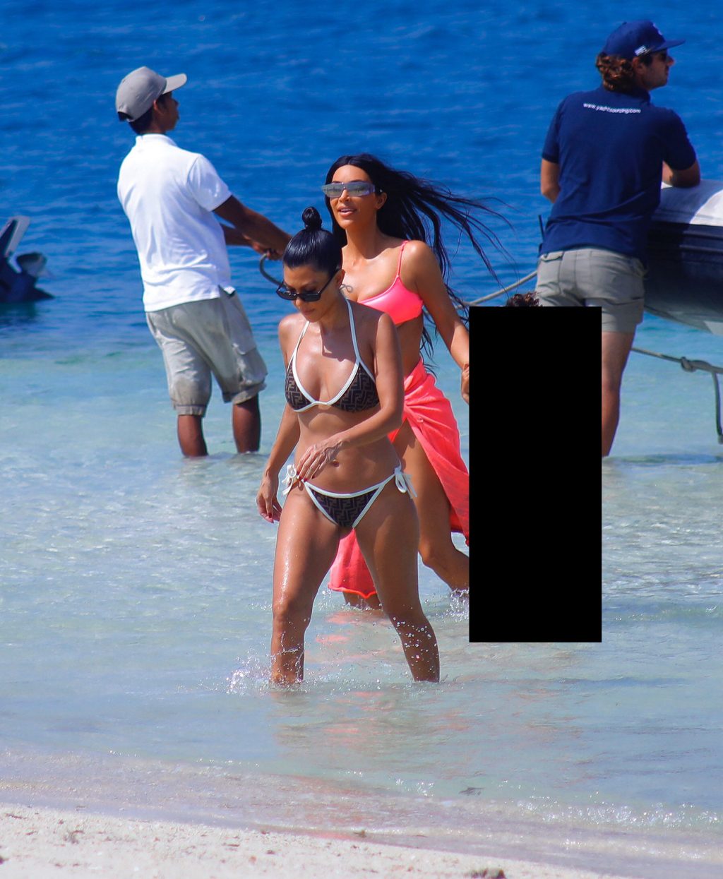 Kim kardashian et kourtney kardashian en bikini
 #79626550