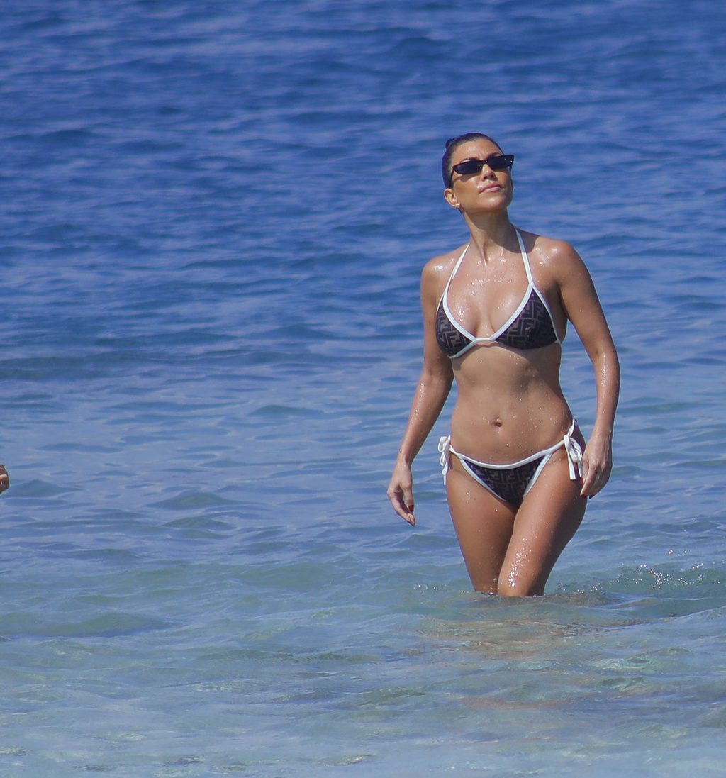 Kim kardashian et kourtney kardashian en bikini
 #79626564